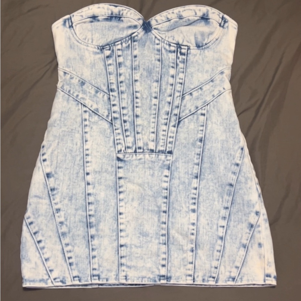 LIGHT BLUE ACID WASH SEAM DETAIL STRAPLESS
DENIM MINI DRESS SIZE 8